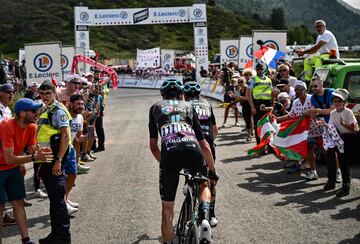 Romain Bardet y Andreas Leknessund. 