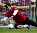 Cech: "Tras el mal comienzo, debemos ir a por el partido"