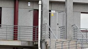 <b>MUY COMPLETO. </b>En la foto superior se aprecia el cartel que recibe a los canteranos en la entrada a la residencia. Sobre estas líneas están las habitaciones y la sala de estar donde los canteranos pasan su tiempo libre. Por último, a la izquierda, se encuentra el comedor y una muestra del material (botas y guantes) que dejan recogido al lado de los baños.