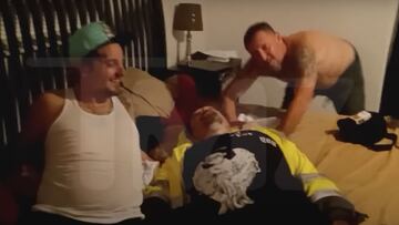 Bam Margera, inconsciente sobre una cama con amigos, de fiesta. 