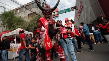 MEX1235. TOLUCA (MÉXICO), 14/12/2025.- Aficionados del Toluca apoyan a su equipo este domingo, previo a final del torneo de la Liga MX, en el estadio Nemesio Diez de la ciudad de Toluca (México). EFE/Isaac Esquivel