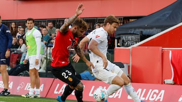 PALMA, 21/04/2026.- El defensa del Mallorca Pablo Maffeo (izda) y el delantero del Valencia Lucas Beltrán, durante el partido de la jornada 33 de LaLiga EA Sports entre el Real Mallorca y el Valencia CF, este martes en el estadio de Son Moix. EFE/Cati Cladera