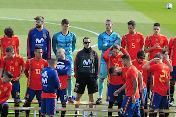 Lopetegui's Spain pose in their 2018 World Cup kit