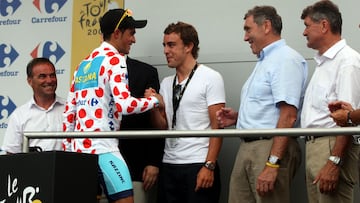 Fernando Alonso saluda a Alberto Contador durante la ceremonia del podio tras la contrarreloj de M&oacute;naco en el Tour de Francia de 2009.