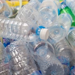 ¿Qué significan los números que aparecen en las botellas de plástico?