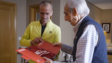 Ramón Morales recibe de manos de Puñal la camiseta firmada.