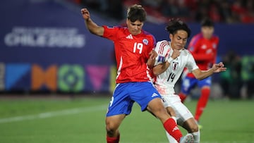 Futbol, Chile vs Japon.
Mundial sub 20, Chile 2025.
El jugador de Japon Shunsuke Saito, derecha, disputa el balon con Willy Chatiliez de Chile durante un partido del grupo A del mundial sub 20 realizado en el estadio Nacional de Santiago, Chile.
30/09/2025
Jonnathan Oyarzun/Photosport
Football, Chile vs Japan.
U-20 World Cup Championship.
Japan’s player Shunsuke Saito, right, vies for the ball against Willy Chatiliez of Chile during a Group A match of the U-20 World Cup at the Nacional stadium in Santiago, Chile.
30/09/2025
Jonnathan Oyarzun/Photosport