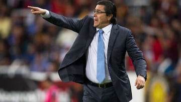 Luis Fernando Tena dirigiendo en su etapa en el fútbol mexicano.