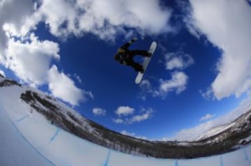 El suizo Patrick Burgener en el Gran Premio Freeskiing de Park City en Utah. 