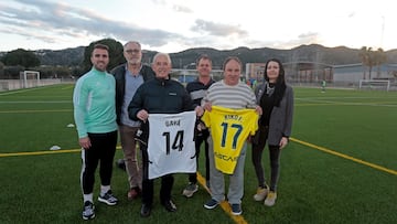 Los familiares de Gayà y Kiko, los alcaldes de Sanet y Pedreguer y miembros de la Peña Valencianista José Luis Gayà.