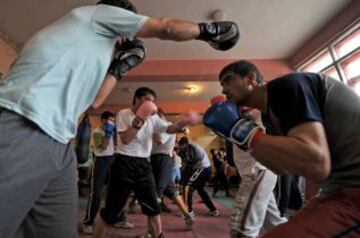 Jóvenes afganos han hecho avances en su boxeo desde la caída del régimen talibán, que declaró que el deporte es "contra la dignidad humana".