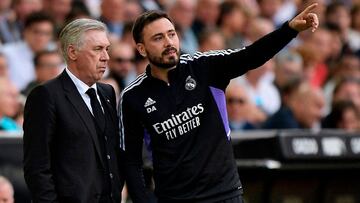 Carlo Ancelotti y su hijo David durante un partido del Real Madrid.