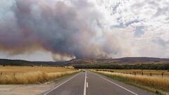 A fire creates a smoke plume between Navalacruz and Riofrio near Avila, central Spain, on August 15, 2021. - One thousand people were evacuated and more than 5,000 hectares burned, with flames spreading up over a 40-kilometer perimeter. Spain saw its high