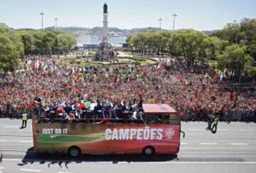 El autobús de la selección llega a la recepción con el presidente de Portugal.