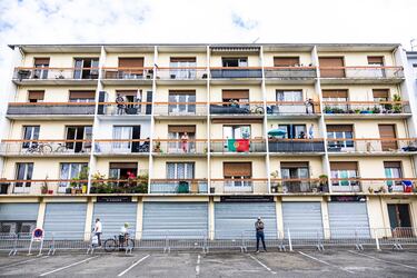 Aficionados esperando la llegada de los ciclistas en Pla d´Adet, meta de la decimocuarta etapa.
