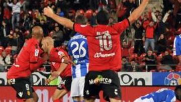 <b>LOGRARON LA MACHADA. </b>Los bermellones celebran la goleada a la Real y el pase a cuartos de Copa.