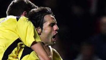 <b>ADMITEN EL INTERÉS.</b> El Liverpool reconoce que el Madrid se interesó por Gerrard, en la imagen subido a Morientes, cuando se negoció el traspaso del español.