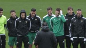 Interino. Juan Merino, con sus hombres durante un entrenamiento del Betis.