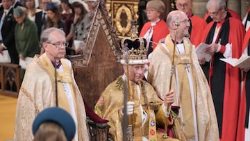 El rey Carlos III ya coronado como rey del Reino Unido de Gran Bretaña e Irlanda del Norte. 