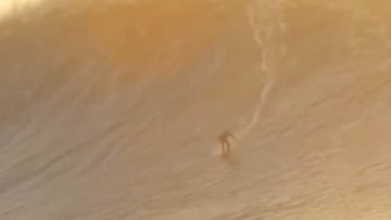 Laura Crane durante la puesta de sol en Nazaré, el 13 de diciembre del 2025