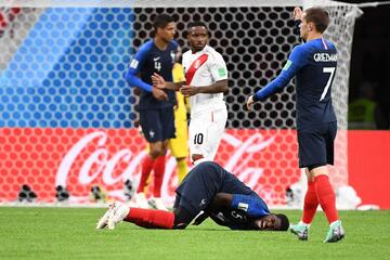 Samuel Umtiti se ha llevado un rodillazo en el muslo de Farfán. El central está siendo atendido sobre el césped.