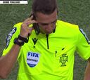 Surrealismo en Oporto: el árbitro con un móvil, gol en el 109′...