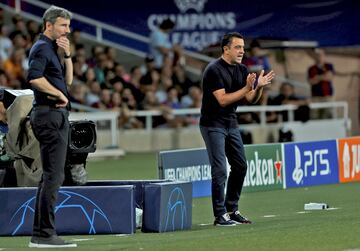 Xavi Hernández da ánimo a sus jugadores dentro de su área técnica.