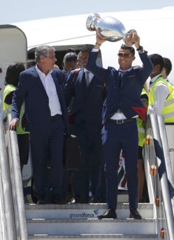 Fernando Santos y Cristiano Ronaldo levanta el trofeo de campeones a su llegada al aeropuerto.