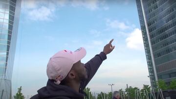 El rider de BMX Courage Adams, con una gorra rosa de Red Bull, se&ntilde;alando con el dedo la planta donde est&aacute; la oficina de la marca de bebidas energ&eacute;ticas en Torre Espacio (Madrid).