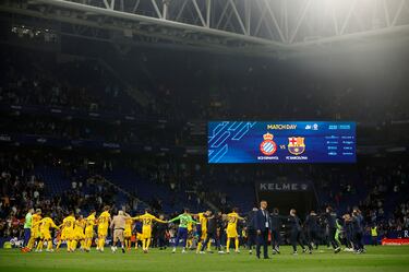 Los jugadores del Barcelona celebran el título de campeones de LaLiga Santander tras finalizar el encuentro.
