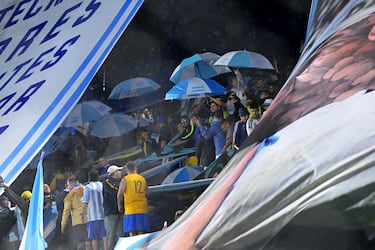 Aficionados argentinos vitorean durante el partido amistoso internacional entre Argentina y Mauritania en el Estadio Alberto J. Armando.
