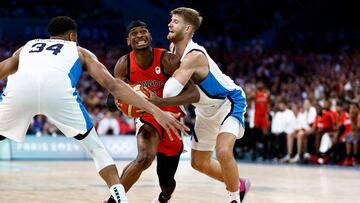 Shai Gilgeous-Alexander, la estrella de Canadá, frente a Giannis Antetokounmpo y Thomas Walkup, de Grecia.