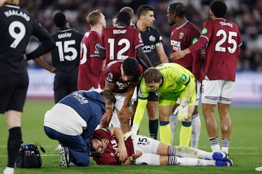 Konstantinos Mavropanos del West Ham United recibe atención médica tras el balonazo.