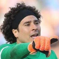 Ochoa y Standard consiguen agónico empate ante el Brujas