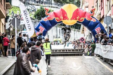 Iraitz Etxebarria y Andrea Farias, campeones del Bilbao Downhill