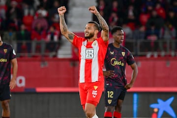 Luis Surez celebra uno de sus tres goles para eliminar al Sevilla en dieciseisavos (4-1). 