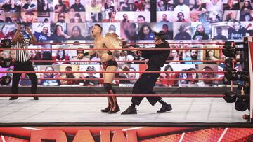Bad Bunny ataca a The Miz durante Raw.