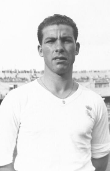 Madrile?o de nacimiento, ?ngel Atienza es uno de los pocos madridistas que vivi¨® en la primera plantilla todo el primer ciclo dorado del equipo blanco. Empez¨® como medio volante, pero Villalonga le retras¨® al lateral, donde hizo carrera. Se march¨® en 1960. En La Primera particip¨® en tres partidos, pero no lleg¨® a marcar. Tras retirarse se dedic¨® a la pintura y a la escultura: en la estaci¨®n de metro de Canillejas hay un mural que lleva su sello.