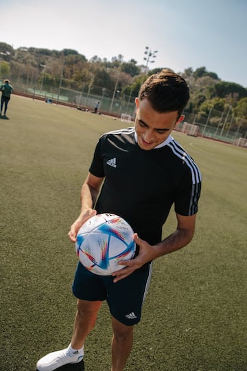 El jugador español, Eric García, con el balón. 