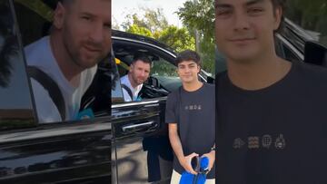 Messi se detiene en medio de la calle y atienda a fans de su camioneta