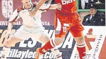 <b>PARARLE. </b>Rubén intenta frenar a Betao, el peligro del Lobelle.