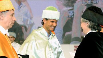 Al igual que su compañero Mikhail Youzhny, el español Rafa Nadal también tiene un doctorado. Aunque las circunstancias son diferentes, puesto que el manacorí es 'honoris causa' por Universidad Europea de Madrid. Se le concedió por los valores personales que desprende.