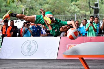  El tailandés Uthen Kukheaw de Tailandia devuelve el balón contra el kosovar Adrien Uka de Kosovo en un lance del partido de la fase de grupos del Campeonato Mundial de Teqball que se disputa en Bangkok. Esta es una disciplina deportiva cada vez más en auge que combina elementos del fútbol y del tenis de mesa. 