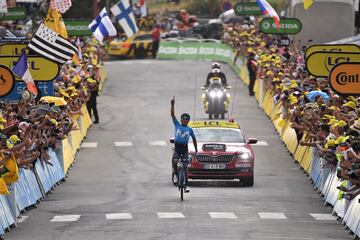 El ciclista colombiano del Movistar Team se impuso en el inicio de los Alpes, le sacó 1'30" al segundo y ahora es séptimo en la clasificación general.