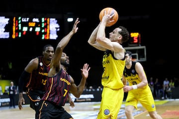 Marcelinho anot車 18 puntos.