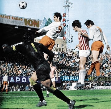 El Panathinaikos-Estrella Roja de las semifinales de la Copa de Europa de 1971 fue la primera vez en la que se dio una remontada de tres goles a estas alturas de la competici¨®n. Los de Belgrado ganaron con contundencia en el partido de ida por 4-1 y a los griegos no les quedaba otra que ponerse el mono de trabajo en la vuelta. Antoniadis puso el 1-0 en el minuto 1, que les met¨ªa en la eliminatoria. En la segunda parte, el propio Antoniadis hizo el 2-0 y Kamaras, minutos despu¨¦s, anot¨® el 3-0 definitivo que vali¨® para que los griegos disputaran la final ante el Ajax. Final que por cierto, perdieron por 2-0. Como curiosidad, en la otra semifinal de esta edici¨®n estaba encuadrado el equipo holand¨¦s con el Atl¨¦tico de Madrid.