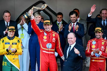 Charles Leclerc (Ferrari), Oscar Piastri (McLaren) y Carlos Sainz (Ferrari), con el príncipe Alberto II de Mónaco, en el podio del GP de Mónaco de F1 2024.