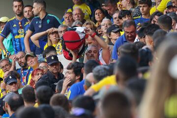 Los jugadores se retiran a vestuarios hasta que se resuelva la situación, pero el partido no está suspendido