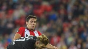 Gorka Elustondo durante un partido con el Athletic.
