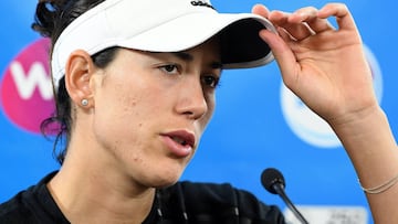 Garbiñe Muguruza atiende a los medios en la rueda de prensa posterior al partido ante la serbia Aleksandra Krunic en el torneo de Brisbane, en el que la tenista hispano-venezolana se retiró a causa de unos calambres.